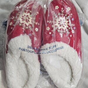 Avon Size 9-10 Set of 2 Winter Holiday Plush Slippers